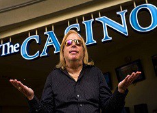 Il loupe 100.000$ de jackpot car c'est son amie qui a pressé le bouton spin