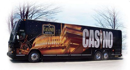 Un bus de ville masqué en casino mobile au Vietnam