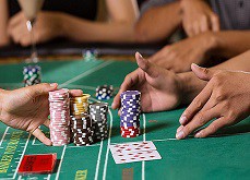 Un joueur et un croupier trichent au baccarat et empochent plus d'1$ million de gains