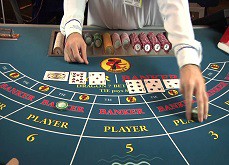 Un croupier de baccarat fait perdre 1$ million au casino en aidant les joueurs à gagner