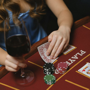Pourquoi les casinos offrent-ils des boissons gratuites aux joueurs ?