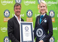 Une ancienne femme de ménage a raflé le record du monde Guinness avec un gain en ligne de 90€ millions !