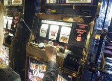 Il gagne 8$ millions par an grâce à ses machines à sous