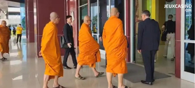 Moine du vice : l’abbé vedette de Wat Rai Khing a flambé 300 millions de baht au baccarat en ligne !