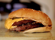 Il parie qu'il peut manger 1.000$ de McDonald's en 36h mais peut-il seulement survivre ?