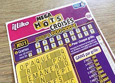 Malgré les maigres chances de gains, une joueuse gratte un ticket FDJ et gagne 600,000€ !