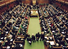 Les politiques britanniques préfèrent jouer aux jeux d'argent en ligne au Parlement