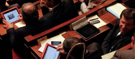 Les députés Français plus intéressés par leurs tablettes que les débats